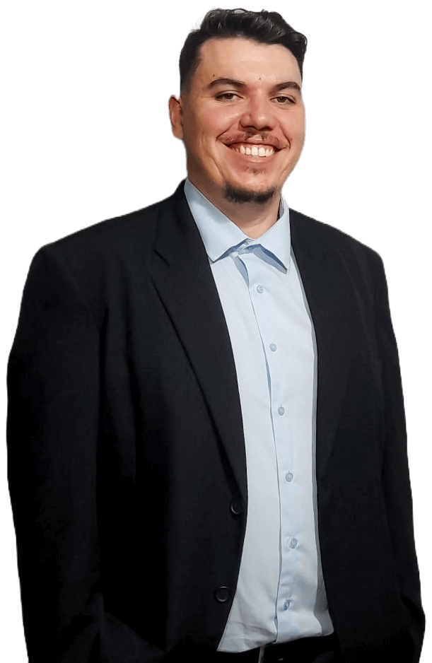 foto do Advogado com um terno social azul-marinho e uma camisa social, ele é um homem branco e tem cabelo preto curto e cavanhaque 